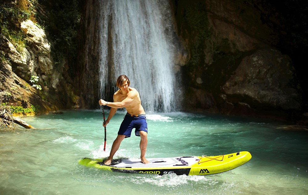 obrazek to je borec s padlem aqua marina rapid